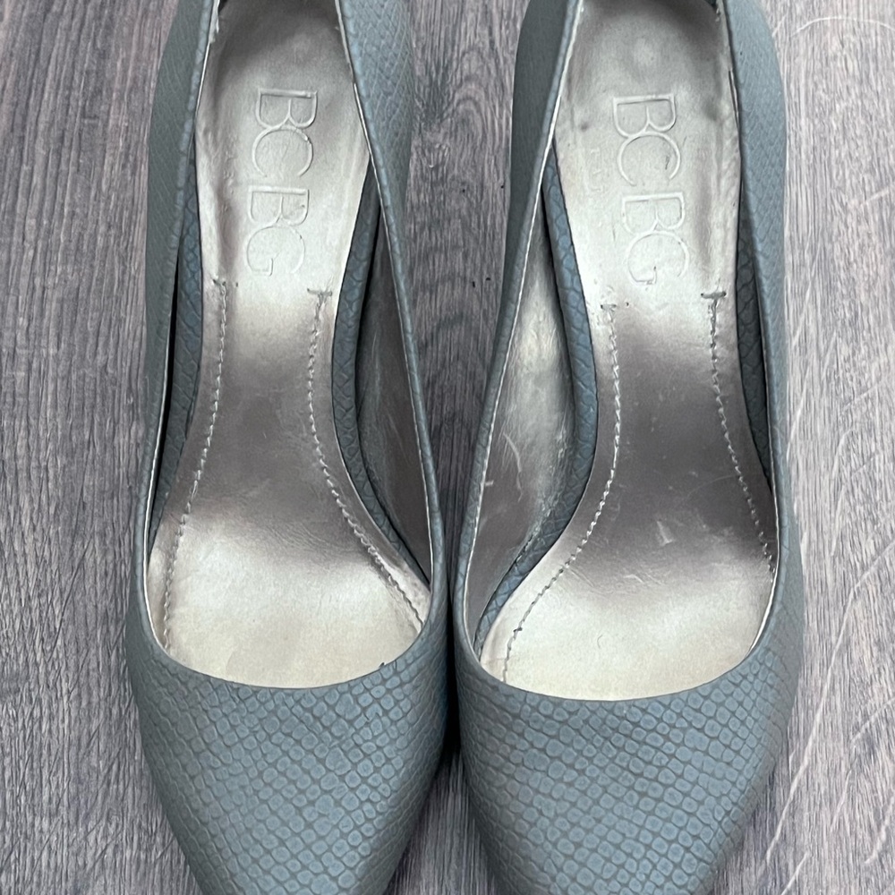 BCBG Women's Textured Gray Heels
